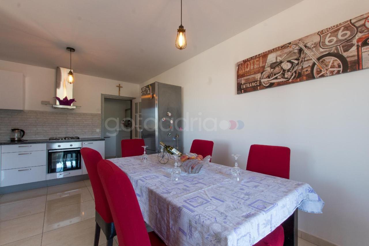 Apartment Vesna With Balcony & Free Parking มาคาร์สกา ภายนอก รูปภาพ